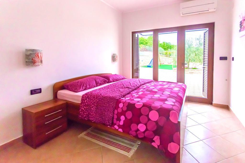 Villa Lara Karojba Room photo
