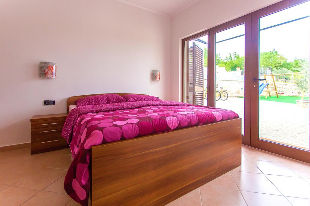 Villa Lara Karojba Room photo
